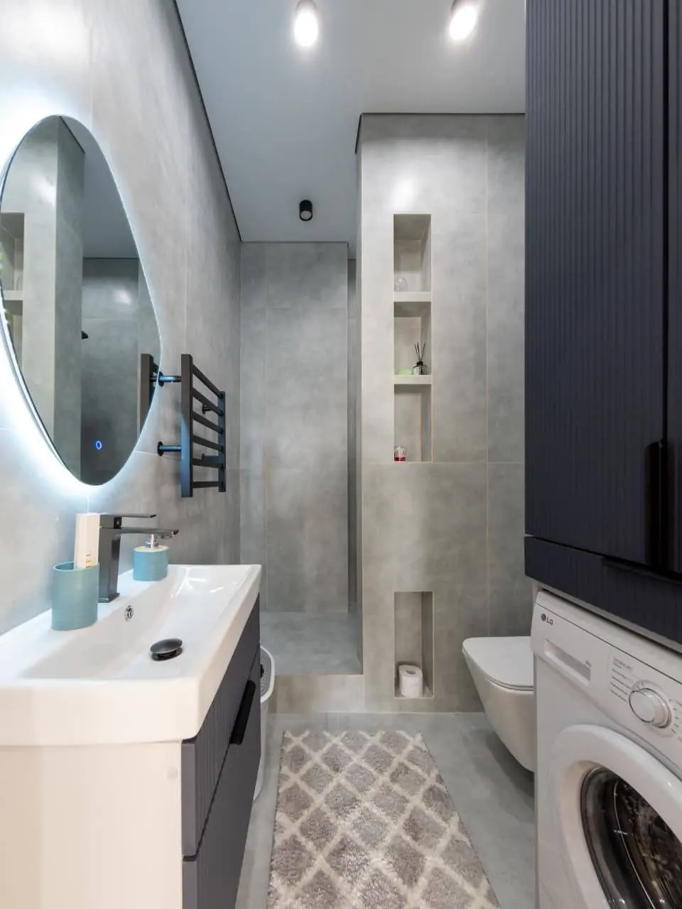 Bathroom with round mirror